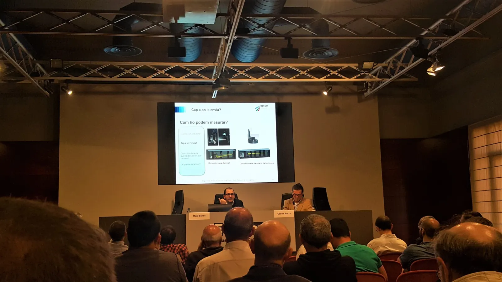 20180516_125537_2 Sala con público en una charla sobre cómo medir la luz con goniofotómetros de espejo y de rotación