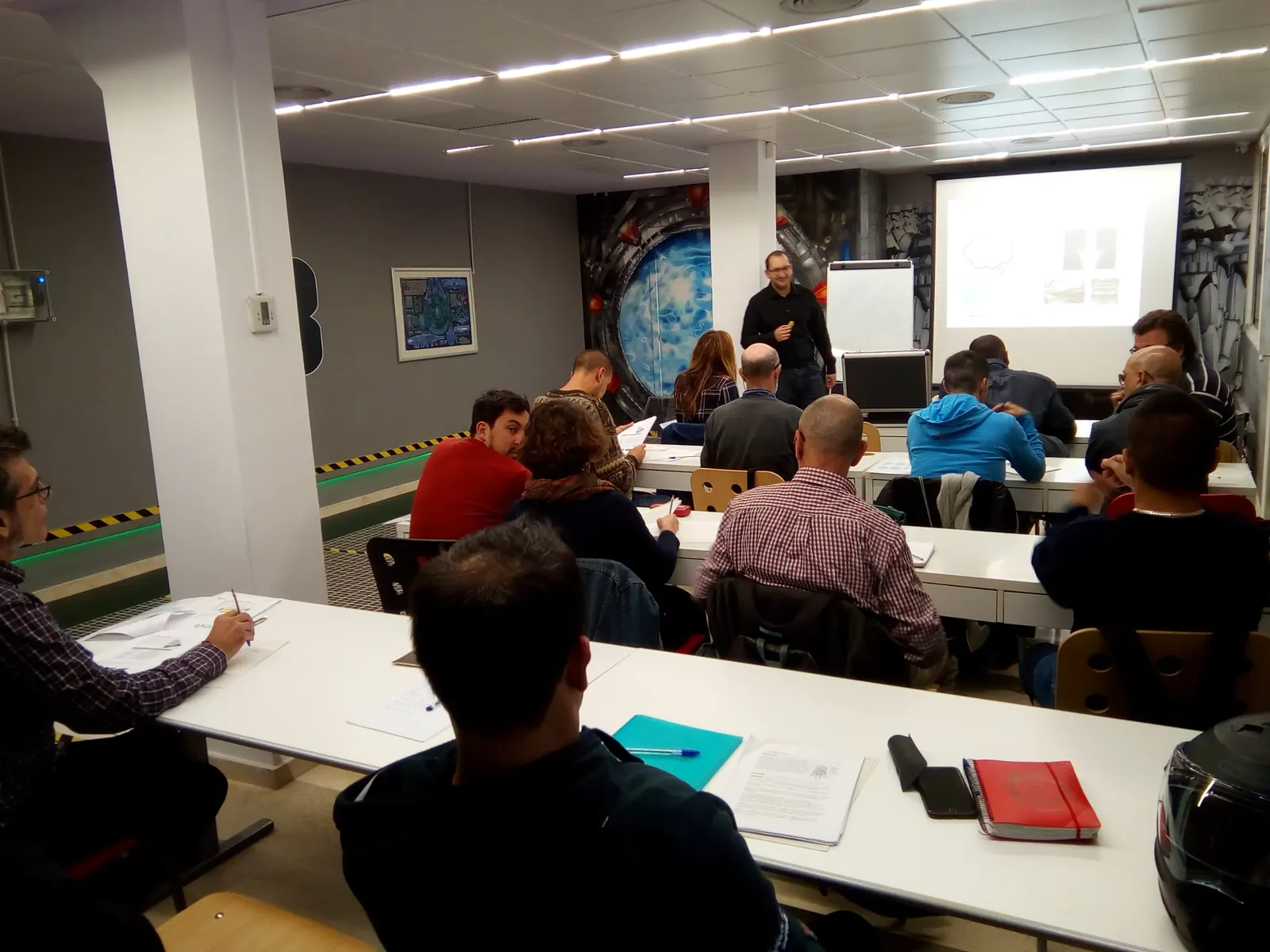 IMG_20171107_110739-2 Asistentes tomando notas en una sesión de formación de Asselum con proyección en el aula